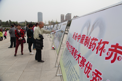 市民參觀獲獎作品的展覽。